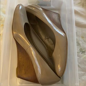 Bandolino Patent Wedge Platform Heel, sz 10